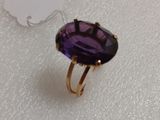 Gros plan sur une bague ornée d'une pierre violette