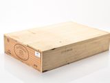 une boîte en bois posée sur une surface blanche