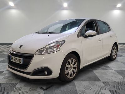 la voiture blanche est garée sur un carrelage à carreaux