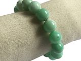 un gros plan d'un bracelet orné de perles vertes