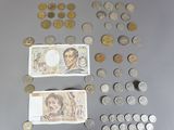 beaucoup de pièces et un billet sur la table