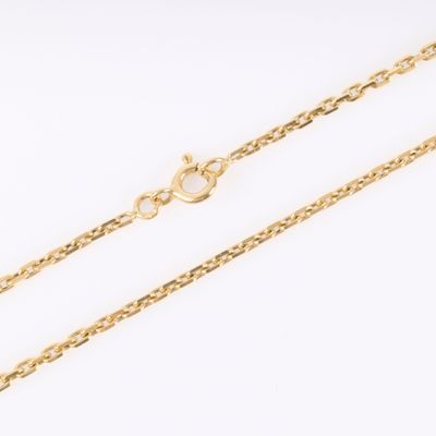 une paire de chaînes en or sur fond blanc