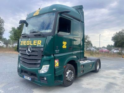 un camion vert garé sur un parking