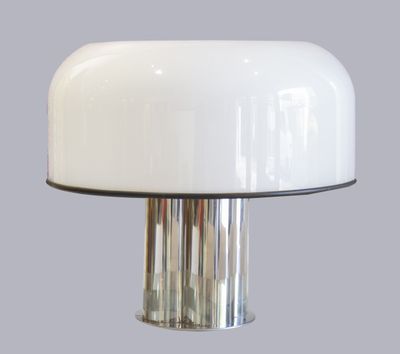 lampe de table en verre blanc avec un pied chromé et un abat-jour en verre transparent