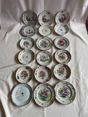 un grand nombre d'assiettes posées sur une table