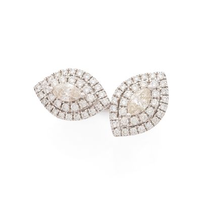 BAGUE présentant un décor asymétrique composé de deux navett…