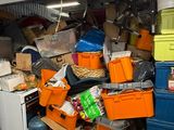 un garage rempli de cartons et de bacs