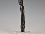 l'image d'une statue d'un homme avec un chapeau sur la tête