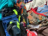 une valise remplie de sous-vêtements posée sur un lit