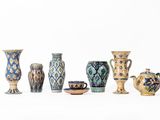 de nombreux vases posés sur une surface blanche