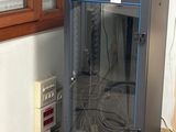 une armoire métallique dans un coin de la pièce, avec des fils