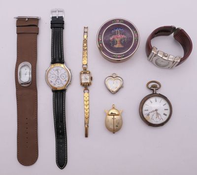Diverses montres sont disposées sur une surface blanche