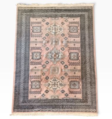 un tapis rose et noir sur fond blanc