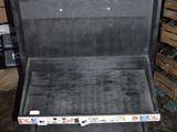 une valise noire posée sur une palette