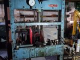 une machine qui se trouve à l'intérieur d'un bâtiment