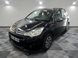 la petite voiture noire est garée sur un sol en damier