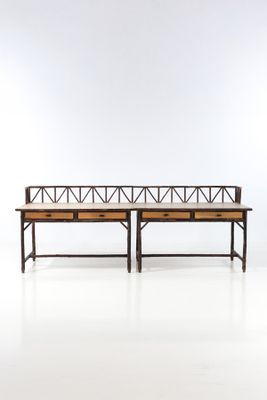 une paire de bancs en bois et en métal, avec un plateau en bois