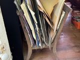 une pile de papiers posée sur une chaise dans une pièce