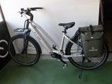 un vélo garé à côté d'un panneau