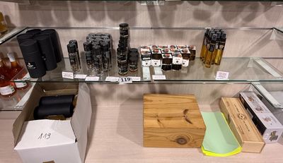 de nombreux types d'alcools exposés dans une vitrine
