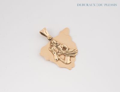 pendentif plaqué or représentant un cheval et son cavalier, monté sur un morceau de cuir