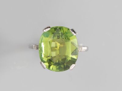 Gros plan sur une bague contenant une pierre verte