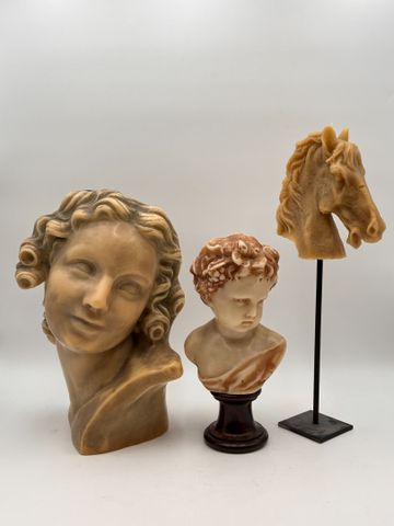 Deux bustes en cire et une tête de cheval bougie