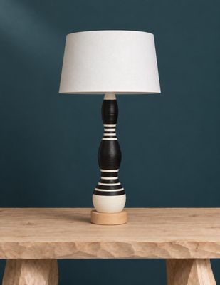 une lampe de table noire et blanche posée sur une table en bois
