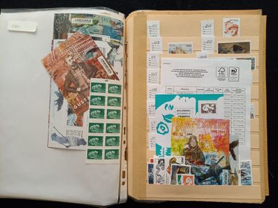 un livre ouvert avec des timbres sur une table