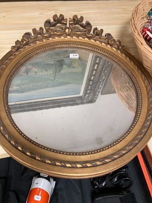 un miroir posé sur une table, à côté d'un panier rempli de bonbons