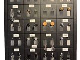 un panneau de commande noir comportant de nombreux boutons