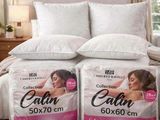 deux oreillers posés l'un à côté de l'autre sur un lit dans une chambre à coucher
