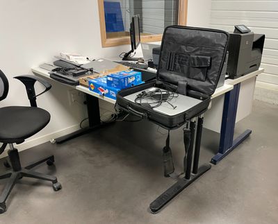 une valise posée sur un bureau, à côté d'une chaise