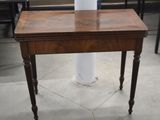 une petite table en bois sur laquelle se trouve un vase