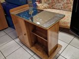 une table en verre sur laquelle est posée une guitare, dans un salon