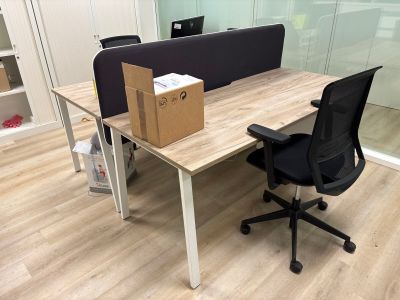 un bureau avec une chaise et une boîte posée dessus