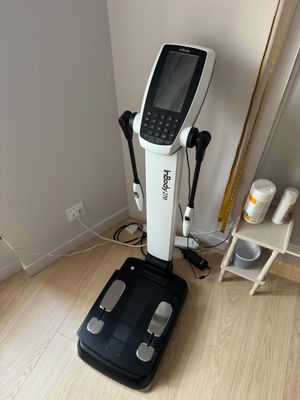 une photo d'un appareil de musculation à domicile dans un coin d'une pièce