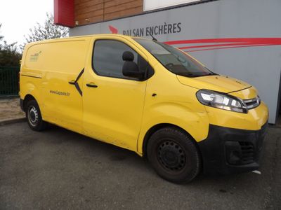 La camionnette jaune est garée devant un immeuble.