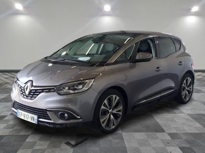 la voiture grise est garée sur un sol en damier dans le garage