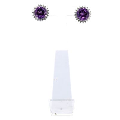 une paire de boucles d'oreilles en améthorate et diamants sur fond blanc