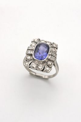 un gros plan d'une bague sertie d'un saphir beige entouré de diamants
