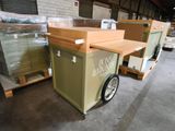 un chariot sur lequel se trouvent quelques cartons dans un entrepôt