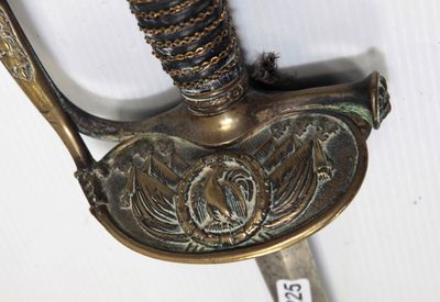 un gros plan d'une épée avec une poignée en métal