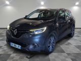 l'avant d'une voiture noire est garé sur un sol à damier