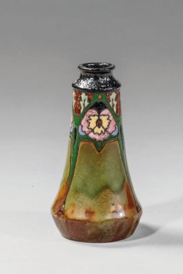 un petit vase orné d'un motif floral