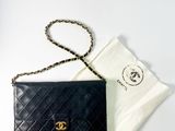 Portefeuille-sac Chanel en cuir d'agneau matelassé noir, avec bandoulière à chaîne