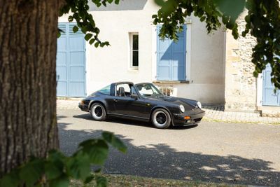 une voiture noire garée devant un bâtiment