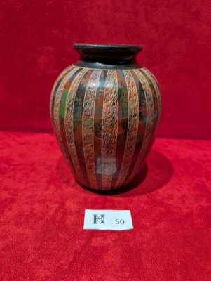un vase posé sur une surface rouge