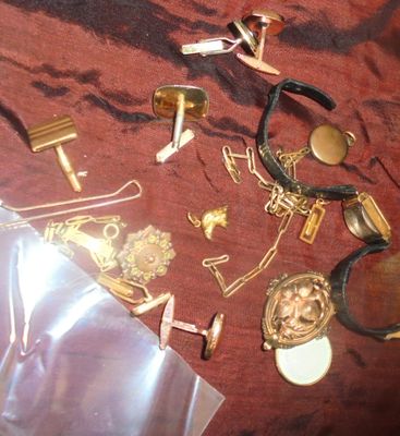 de nombreux objets en or et en argent posés sur une table