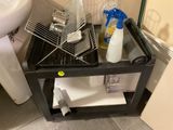 un lavabo et un égouttoir à vaisselle dans une petite salle de bains